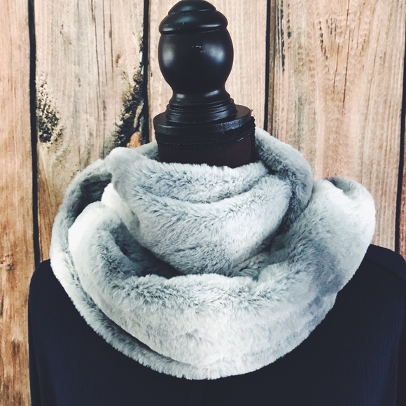 ❤ Grey Ombre Infinity Faux Fur Scarf - Picture 2 of 6